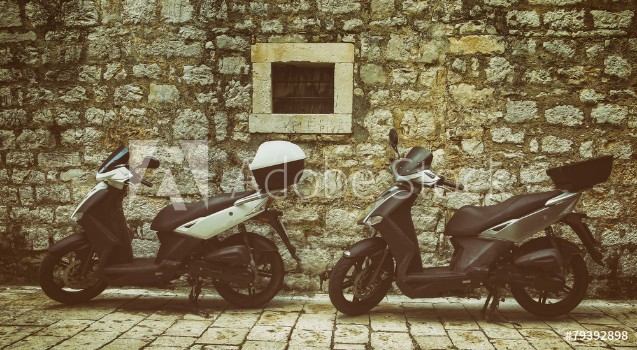 Bild på Two Mopeds in front of the Wall